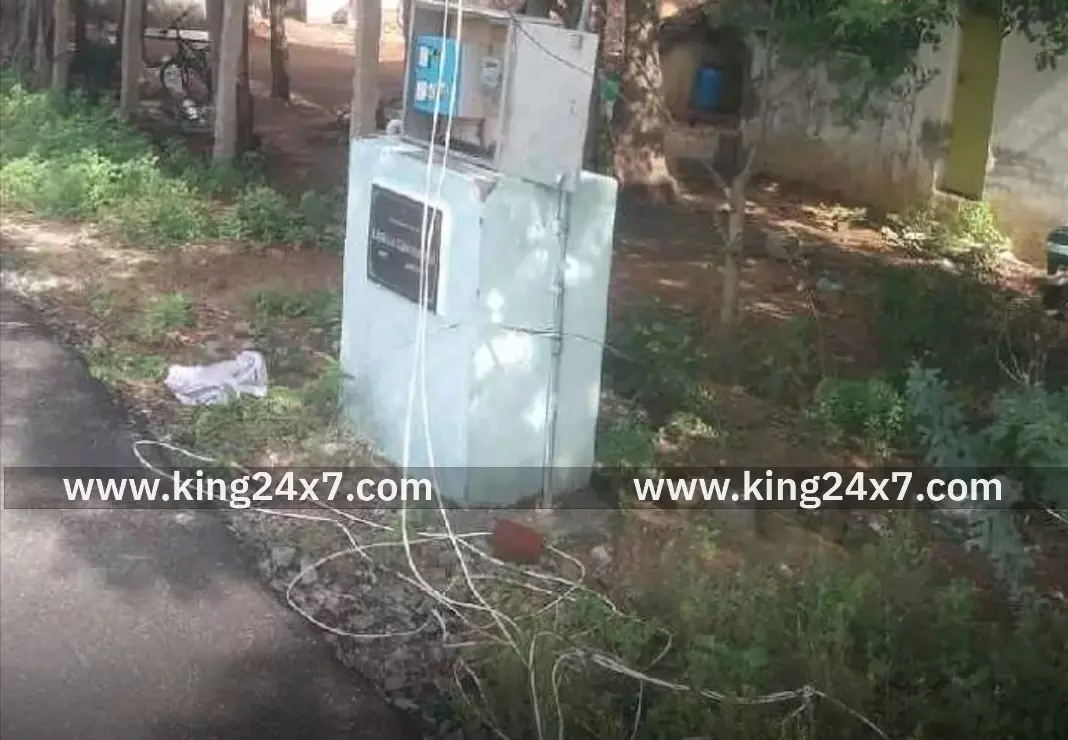 விராலிமலை: ஆபத்தான நிலையில் அறுந்து தொங்கும் வயர் விராலிமலை: ஆபத்தான நிலையில் அறுந்து தொங்கும் வயர்