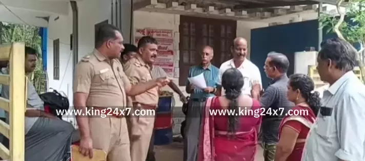 மின் அலுவலகத்தில் குடும்பத்தினர்  தர்ணா