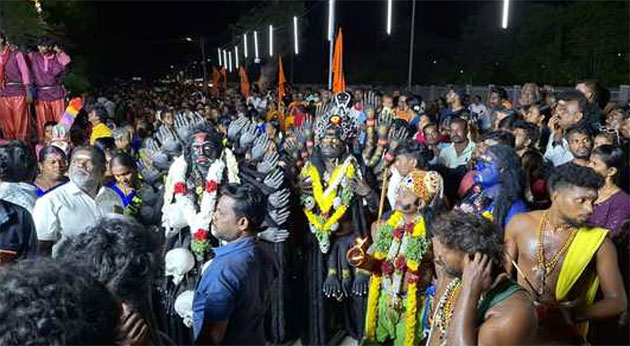 தூத்துக்குடியில் காளி வேடமணிந்த பக்தர்கள் ஊர்வலம்!