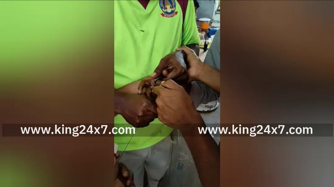 விரலில் சிக்கிய மோதிரம்: தீயணைப்பு வீரர்கள் சுமார் ஒரு மணி நேரப் போராட்டத்திற்கு பிறகு மீட்டனர்!