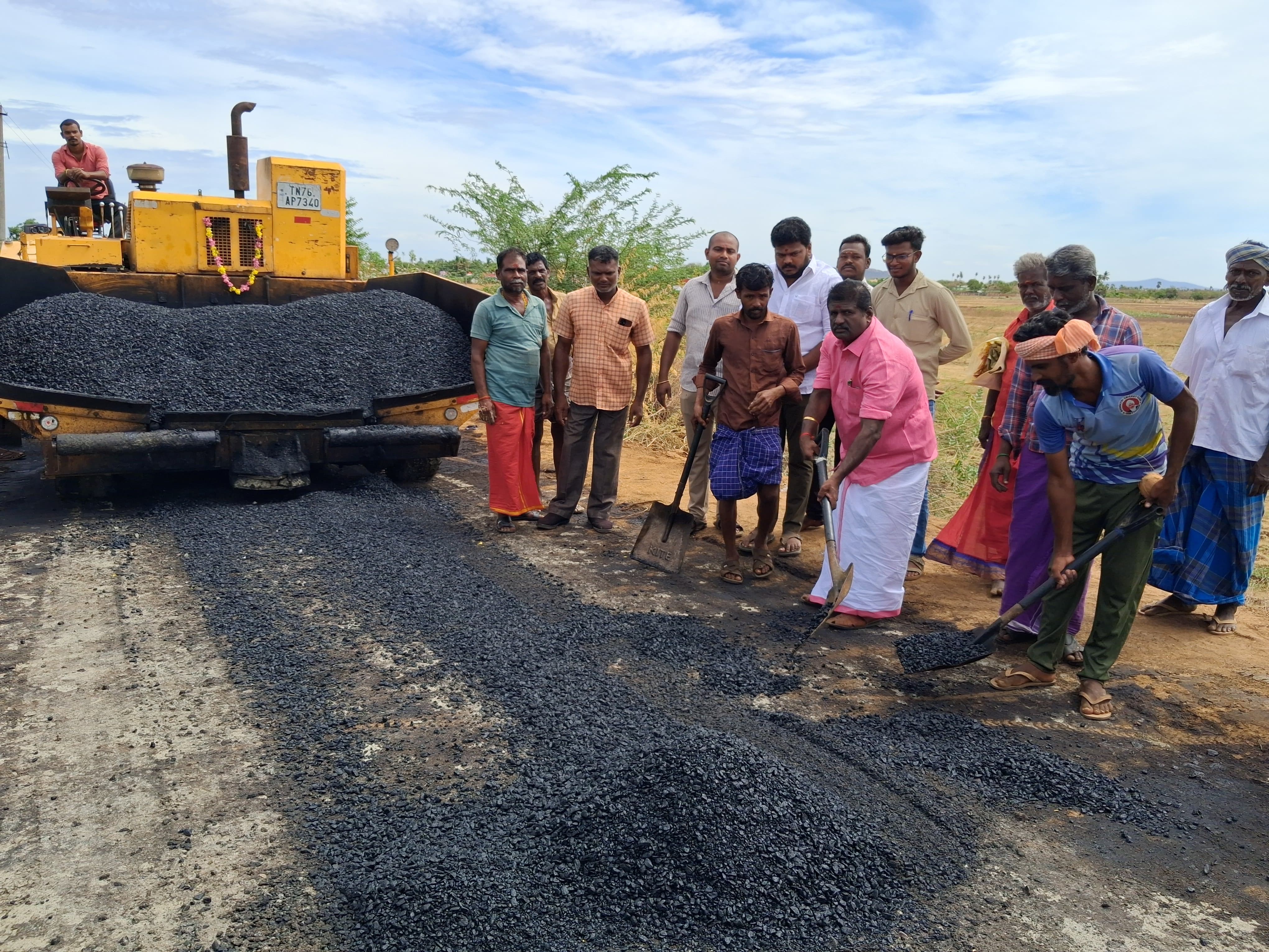 புதுக்குளத்தில் புதிய தார்சாலை அமைக்கும் பணி துவக்கம்