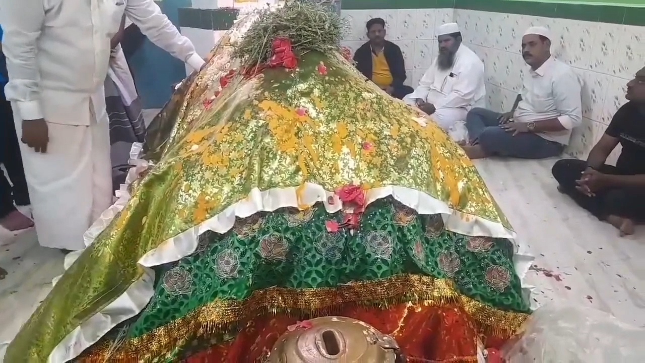 சந்தனக்கூடு திருவிழாவில் குவிந்த இஸ்லாமியர்கள்