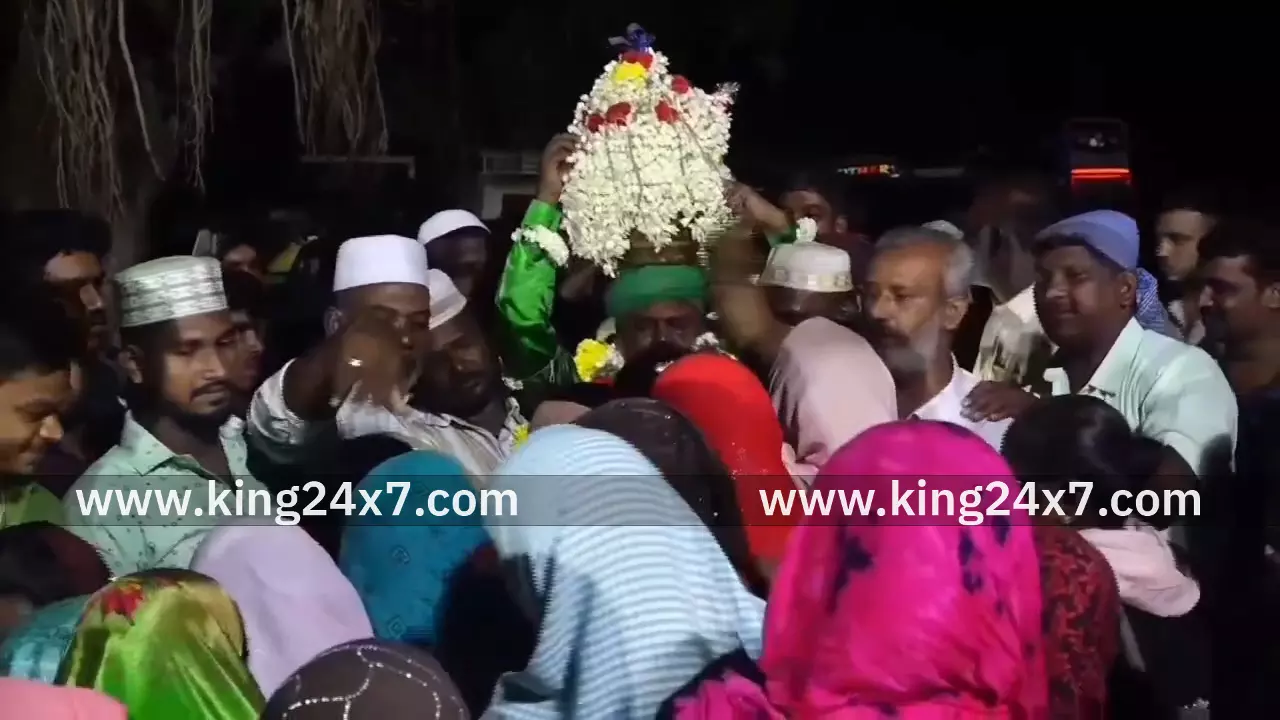 சந்தனக்கூடு திருவிழாவில் குவிந்த இஸ்லாமியர்கள் சந்தனக்கூடு திருவிழாவில் குவிந்த இஸ்லாமியர்கள்