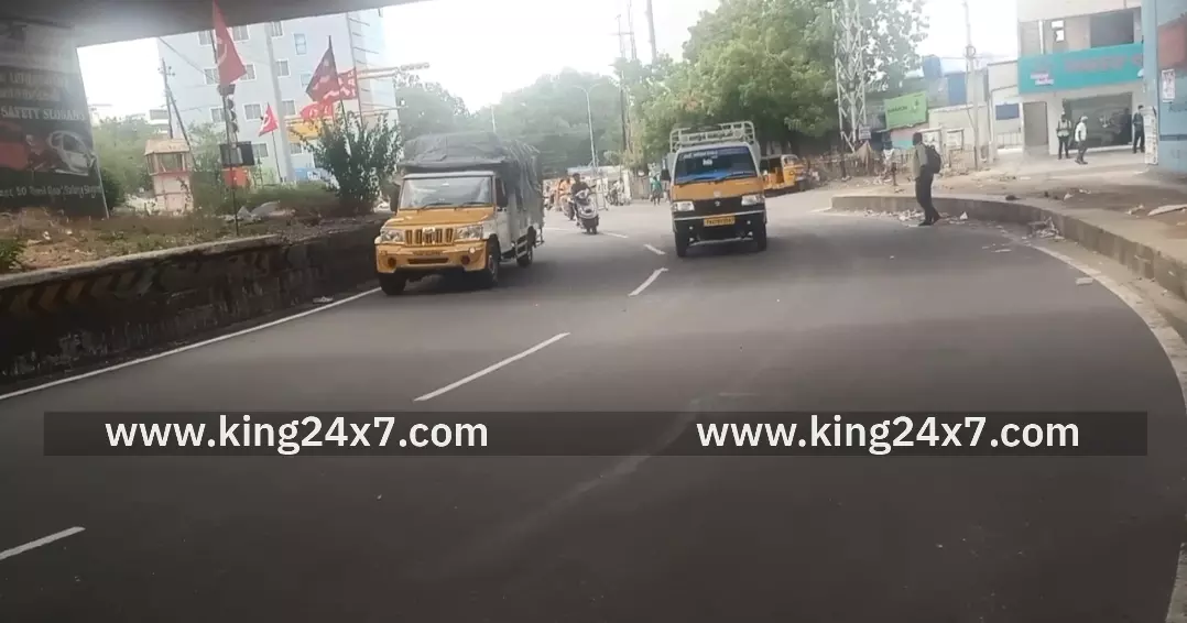 திருக்காம்புலியூர்- சரக்கு வாகனங்கள் மோதி இருவர் படுகாயம். திருக்காம்புலியூர்- சரக்கு வாகனங்கள் மோதி இருவர் படுகாயம்.