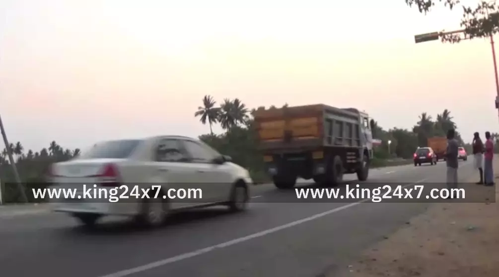 கருப்பத்தூரில் சாலையை கடந்து சென்ற மாடு.டிராவல்ஸ் கார் மீது மோதி விபத்து. கருப்பத்தூரில் சாலையை கடந்து சென்ற மாடு.டிராவல்ஸ் கார் மீது மோதி விபத்து.