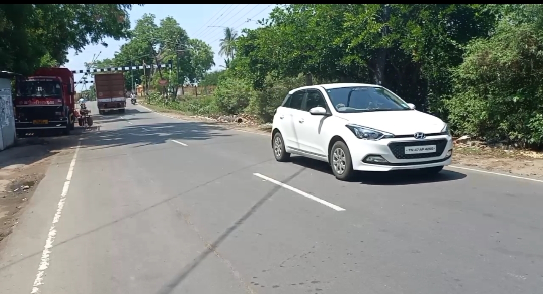 கருப்பத்தூரில் சாலையை கடந்து சென்ற மாடு.டிராவல்ஸ் கார் மீது மோதி விபத்து.