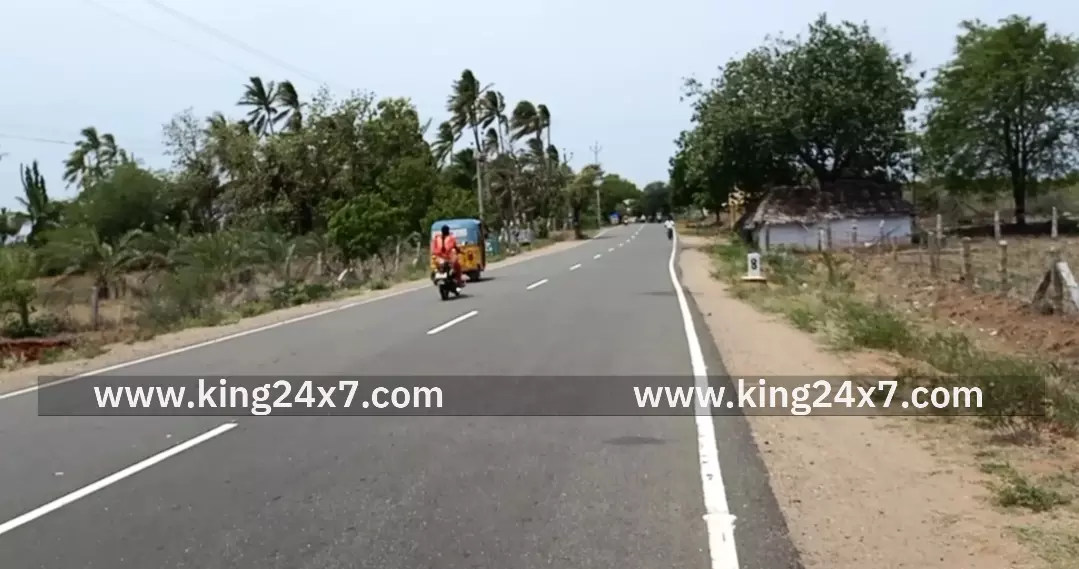 பெரியமஞ்சுவெளியில் தாயாருடன் டூவீலரில் சென்றபோது மயில் திடீரென சாலையை கடந்ததால் விபத்து.