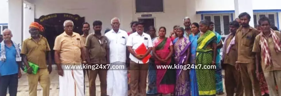துப்புரவு பணியாளர்கள் நகராட்சி முன்பு ஆர்ப்பாட்டம்