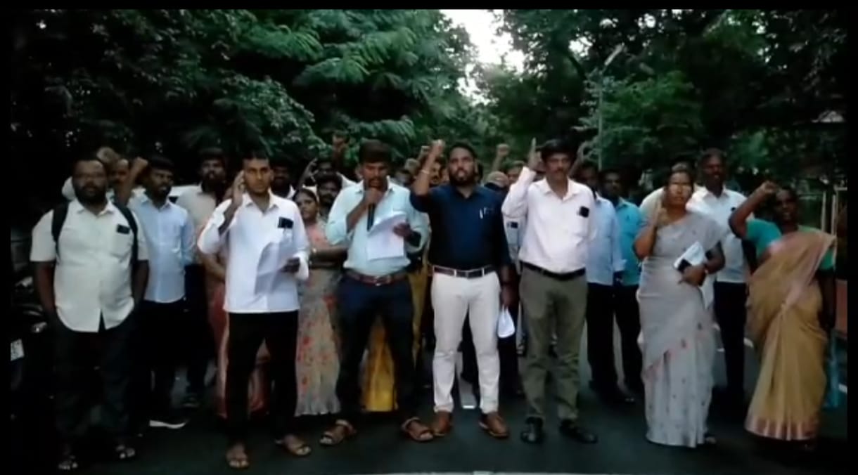 ஊரக வளர்ச்சித்துறை அலுவலர் சங்கத்தினர் ஆர்ப்பாட்டம்