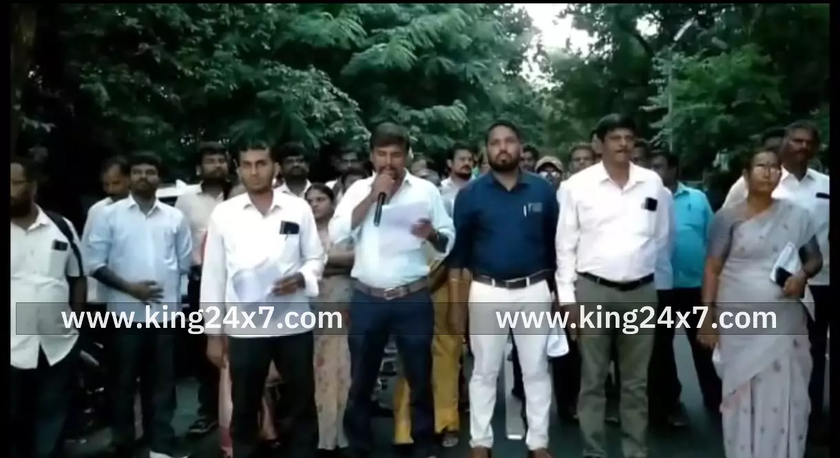 ஊரக வளர்ச்சித்துறை அலுவலர் சங்கத்தினர் ஆர்ப்பாட்டம் ஊரக வளர்ச்சித்துறை அலுவலர் சங்கத்தினர் ஆர்ப்பாட்டம்