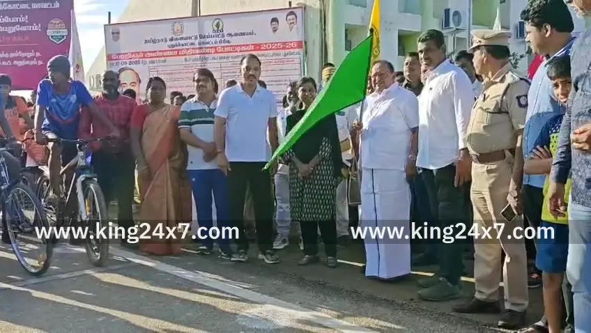 புதுகை: சைக்கிள் போட்டியை தூக்கி வைத்த அமைச்சர் புதுகை: சைக்கிள் போட்டியை தூக்கி வைத்த அமைச்சர்