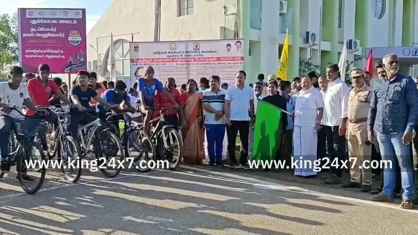 புதுகை: சைக்கிள் போட்டியை தூக்கி வைத்த அமைச்சர் புதுகை: சைக்கிள் போட்டியை தூக்கி வைத்த அமைச்சர்
