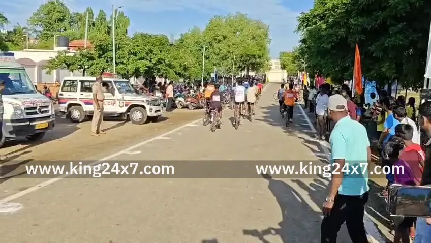 புதுகை: சைக்கிள் போட்டியை தூக்கி வைத்த அமைச்சர் புதுகை: சைக்கிள் போட்டியை தூக்கி வைத்த அமைச்சர்