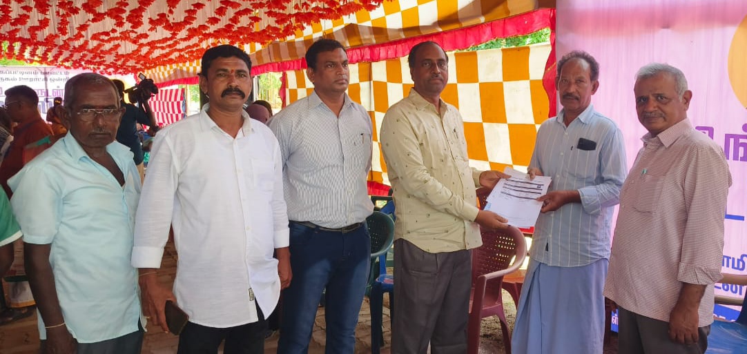 பொதுமக்கள் பல்வேறு துறை தொடர்பாக 725 மனுக்கள்