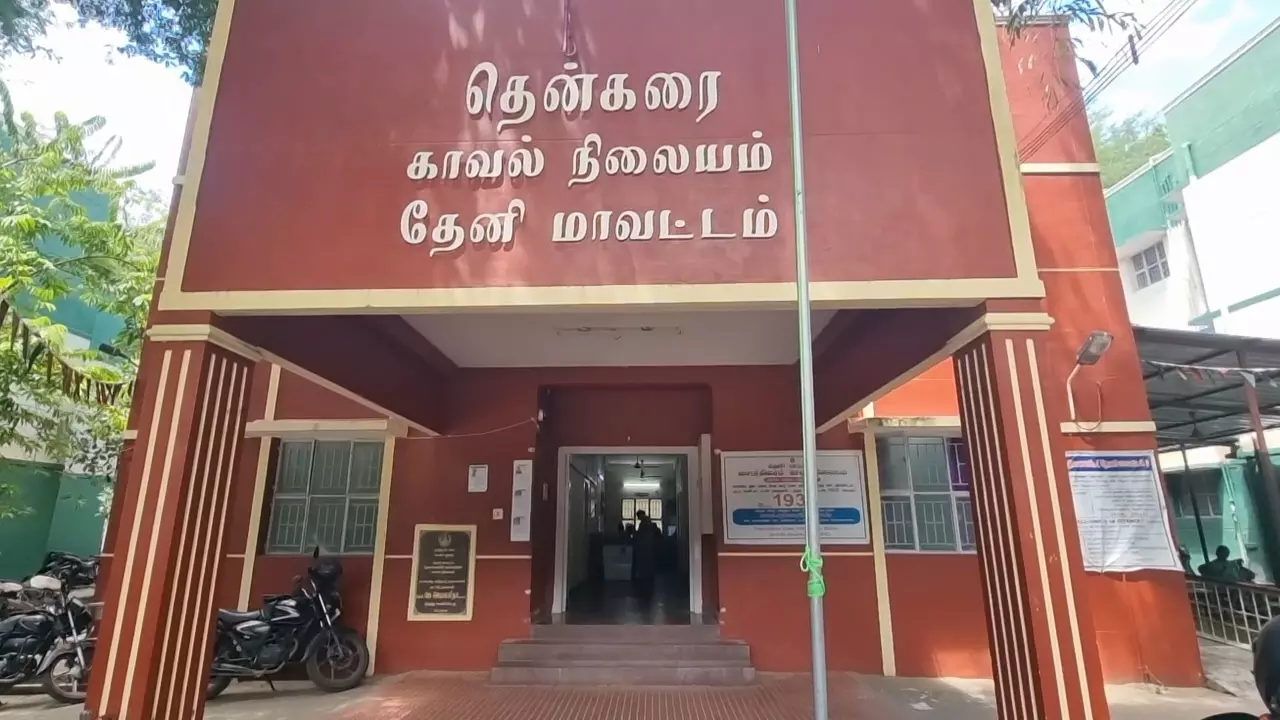 தேனி அருகே கடையின் முன்பாக நிறுத்தப்பட்ட பைக் திருட்டு