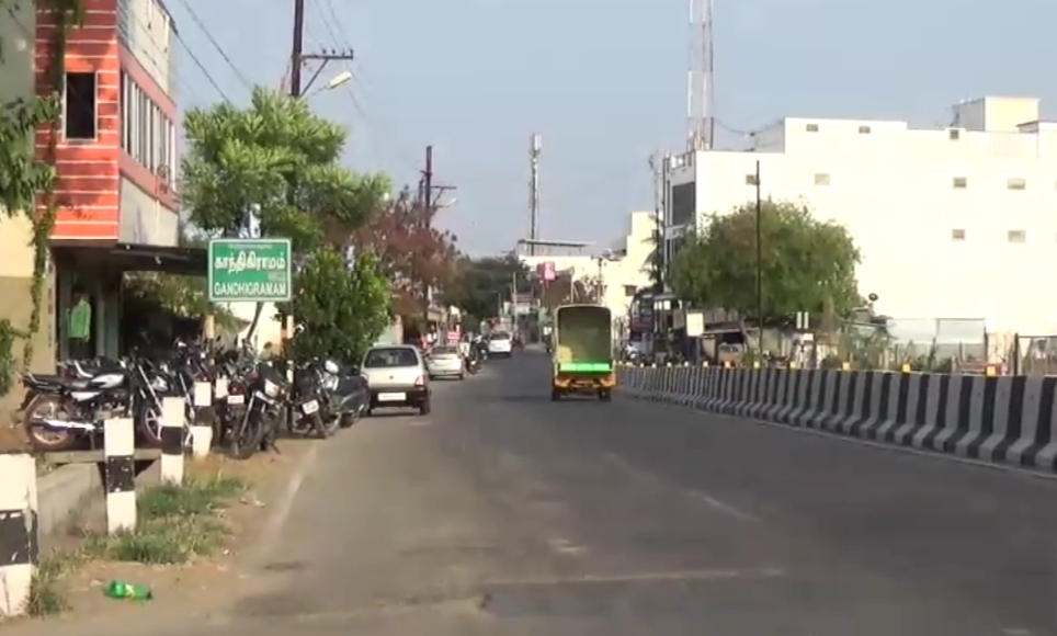 காந்திகிராமம் அருகே டூவீலர்கள் மோதல். மூன்று பேர் காயம்.