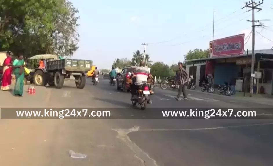 காந்திகிராமம் அருகே டூவீலர்கள் மோதல். மூன்று பேர் காயம். காந்திகிராமம் அருகே டூவீலர்கள் மோதல். மூன்று பேர் காயம்.