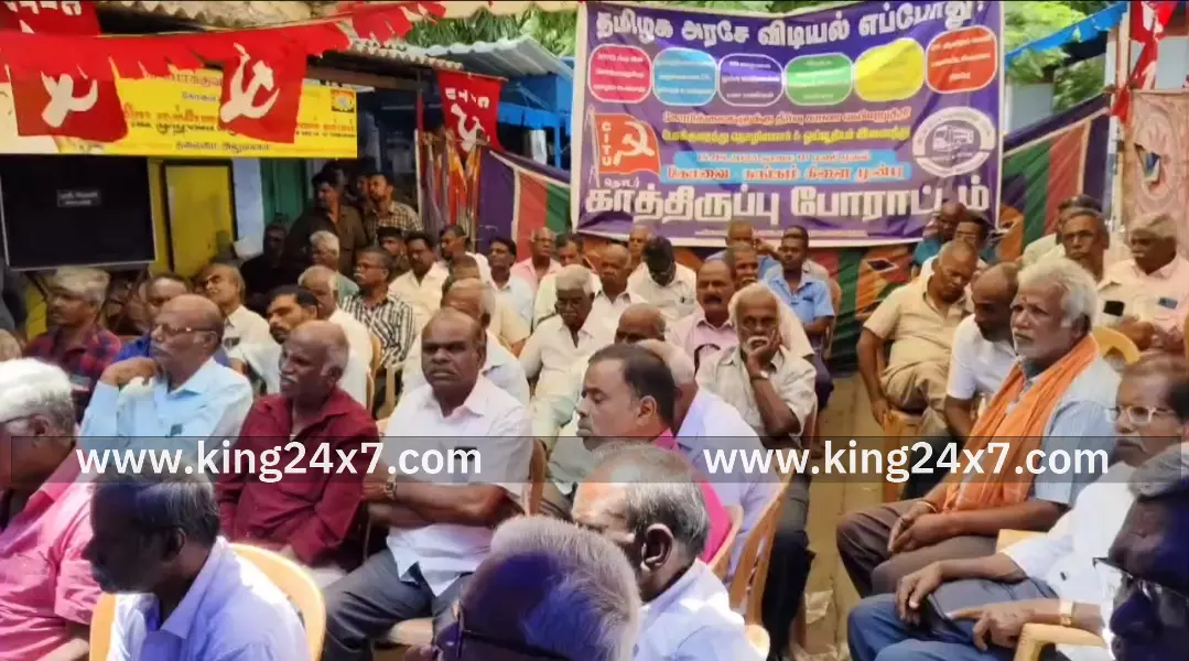 கோவை: 40வது நாளாக போக்குவரத்து ஊழியர்கள் போராட்டம் ! கோவை: 40வது நாளாக போக்குவரத்து ஊழியர்கள் போராட்டம் !