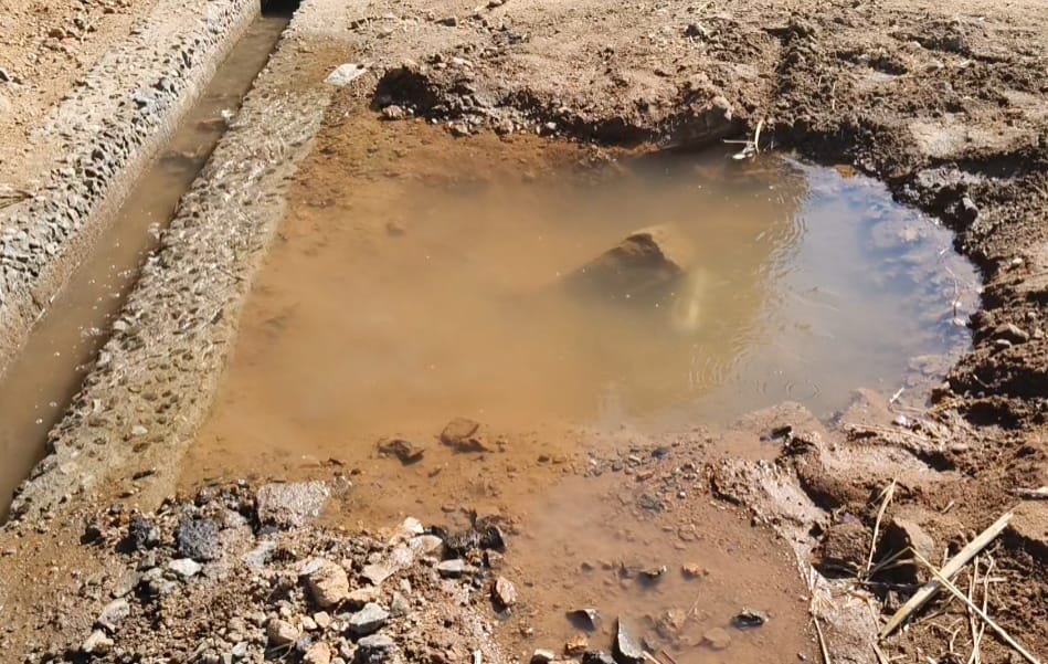 திருவேங்கடத்தில் குடிதண்ணீர் பைப் லைன் சரி செய்ய பொதுமக்கள்