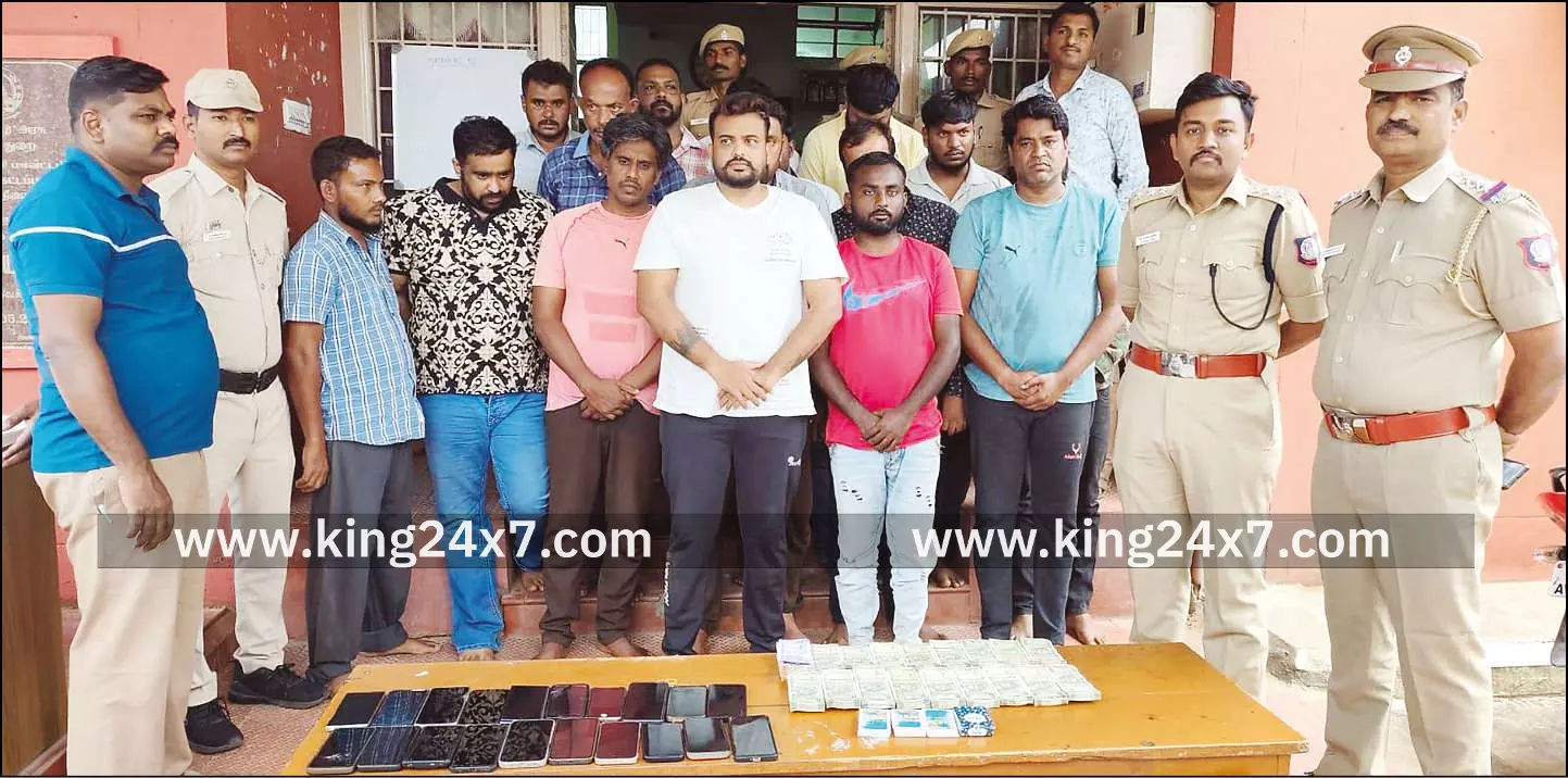 ஓசூர் அருகே சீட்டாட்டம் ஆடிய 16 பேர் கைது. ஓசூர் அருகே சீட்டாட்டம் ஆடிய 16 பேர் கைது.