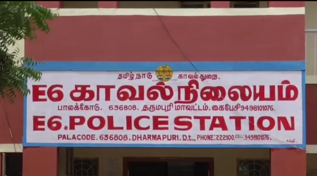 இளம் பெண்ணை தாக்கிய மூன்று பேர் மீது வழக்கு