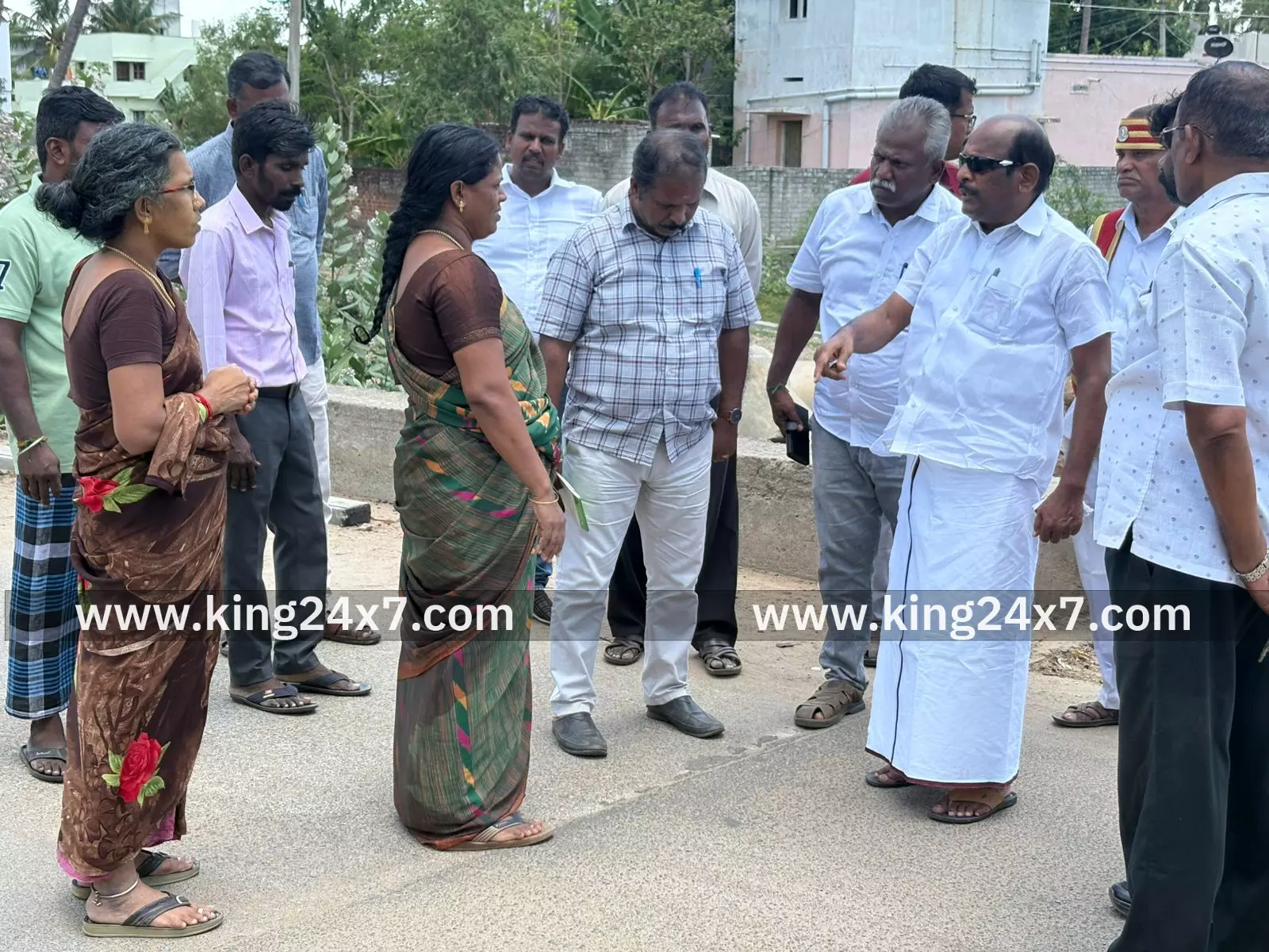 பொதுமக்களிடம் குறைகளை கேட்டறிந்த மேயர்