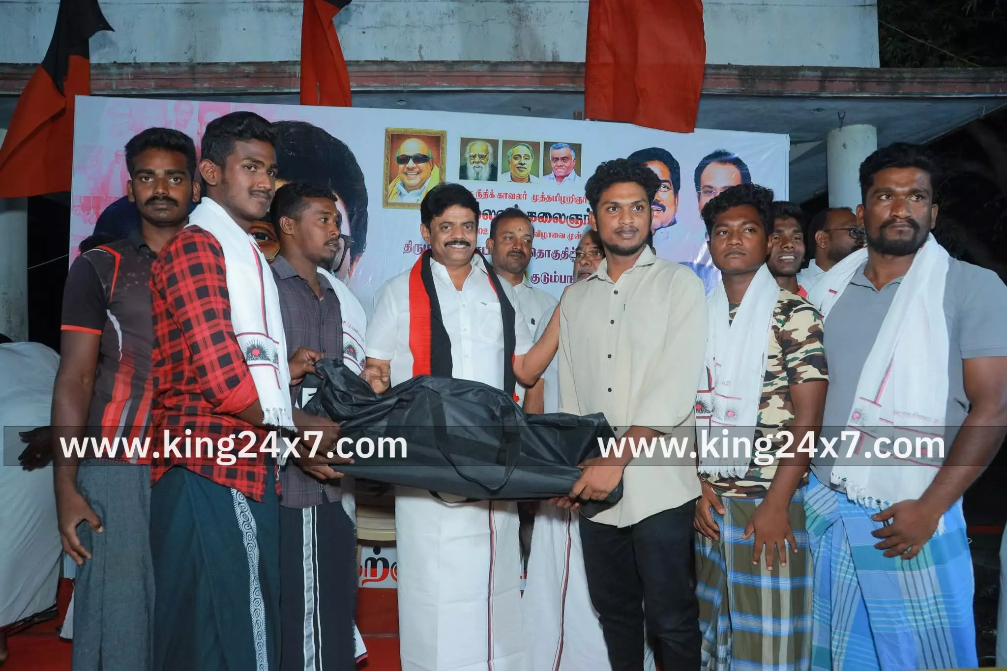 திமுக சார்பில் நலத்திட்ட உதவிகள் வழங்கும் விழா திமுக சார்பில் நலத்திட்ட உதவிகள் வழங்கும் விழா