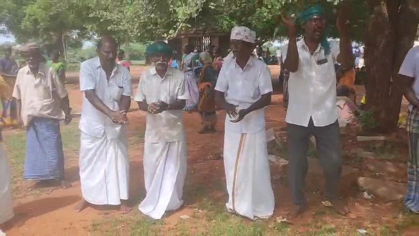 கும்மியடித்து நூதன முறையில் போராட்டம்