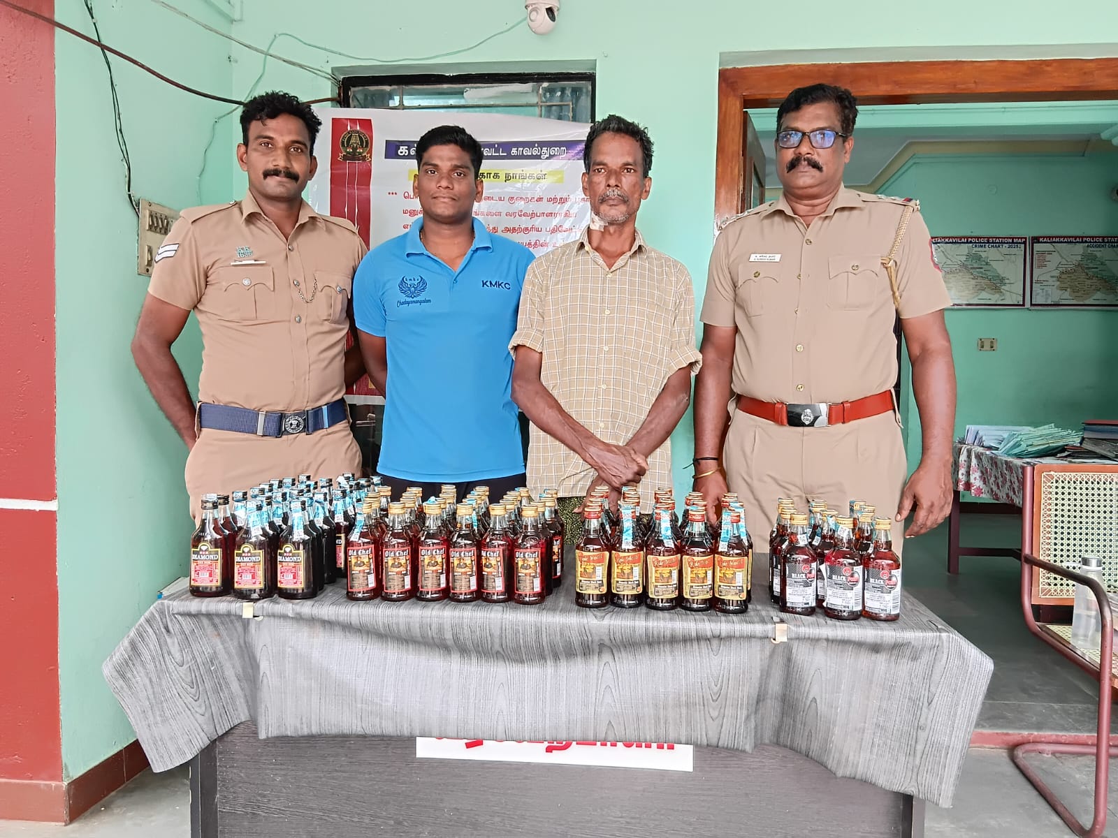 படந்தாலுமூட்டில் மது பாட்டில்களை போலீசார் பறிமுதல்