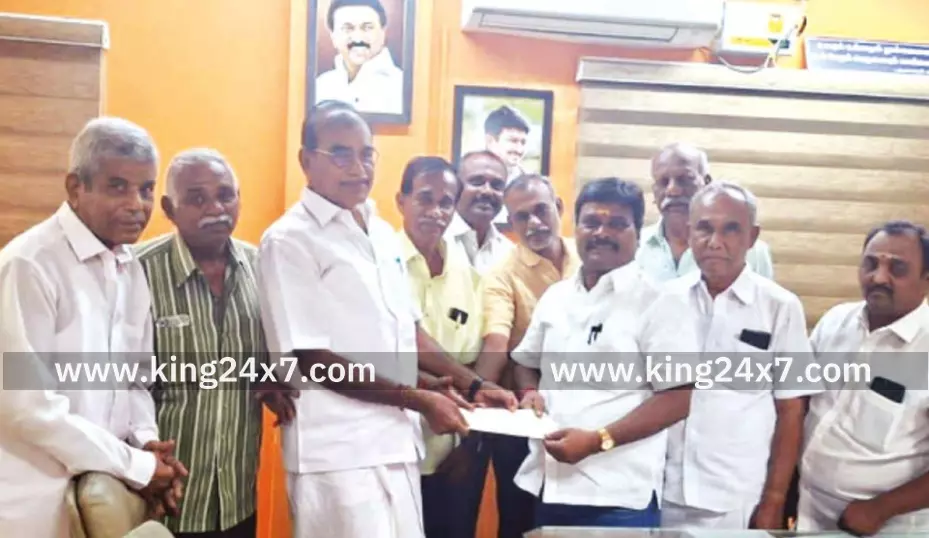 பாலம் கட்டும் பணியை விரைந்து முடிக்க வேண்டும் நகராட்சி தலைவரிடம் மனு