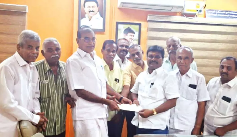 பாலம் கட்டும் பணியை விரைந்து முடிக்க வேண்டும் நகராட்சி தலைவரிடம் மனு