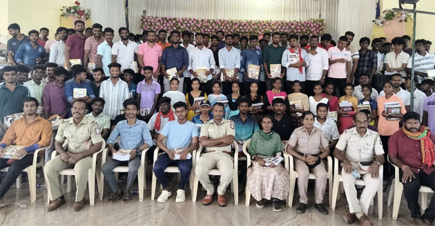 காவலர் தேர்விற்கு தயாராகும் இளைஞர்களுக்கு நோட்டு புத்தகங்கள்