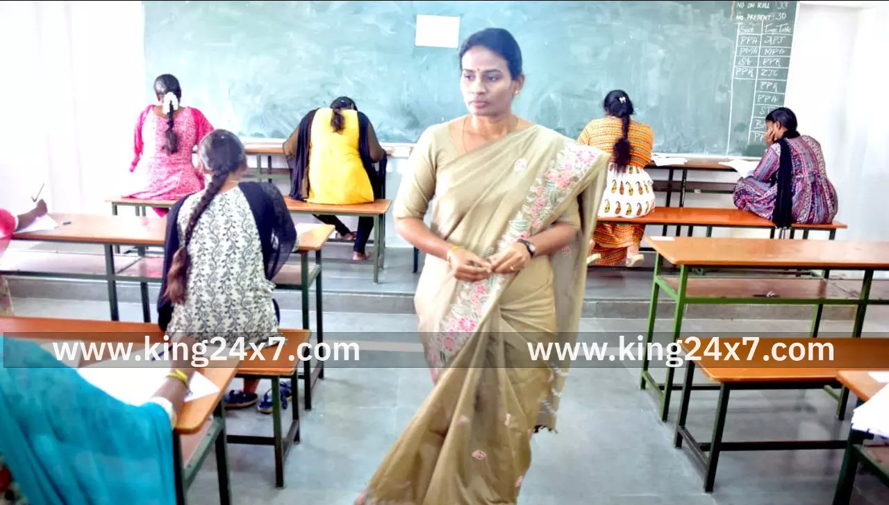 தமிழ்நாடு அரசு பணியாளர் தேர்வாணையம் போட்டித்தேர்வு நடைபெற்றதை பார்வையிட்டு ஆய்வு மேற்கொண்ட மாவட்ட ஆட்சியர். தமிழ்நாடு அரசு பணியாளர் தேர்வாணையம் போட்டித்தேர்வு நடைபெற்றதை பார்வையிட்டு ஆய்வு மேற்கொண்ட மாவட்ட ஆட்சியர்.