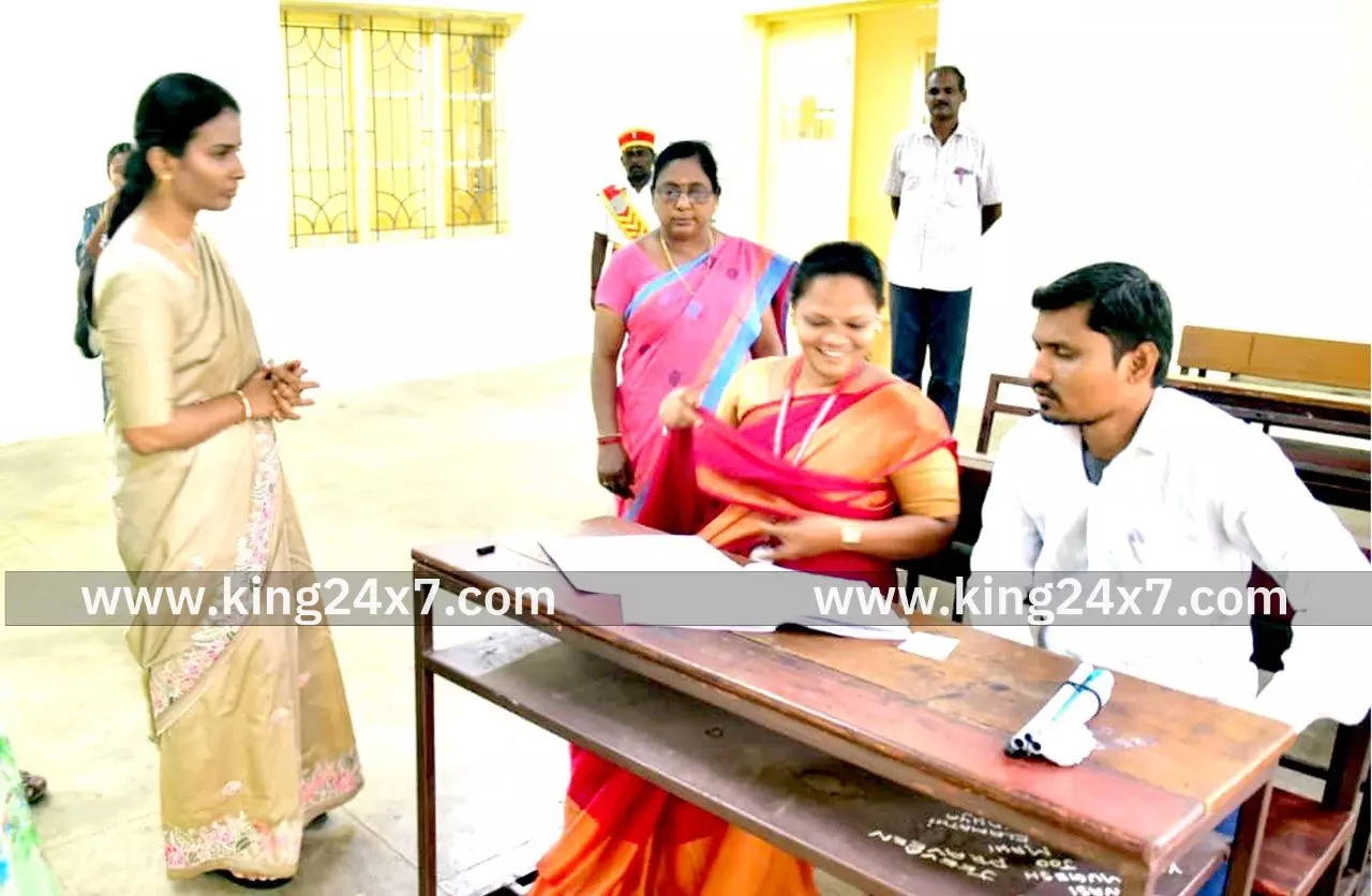 தமிழ்நாடு அரசு பணியாளர் தேர்வாணையம் போட்டித்தேர்வு நடைபெற்றதை பார்வையிட்டு ஆய்வு மேற்கொண்ட மாவட்ட ஆட்சியர். தமிழ்நாடு அரசு பணியாளர் தேர்வாணையம் போட்டித்தேர்வு நடைபெற்றதை பார்வையிட்டு ஆய்வு மேற்கொண்ட மாவட்ட ஆட்சியர்.