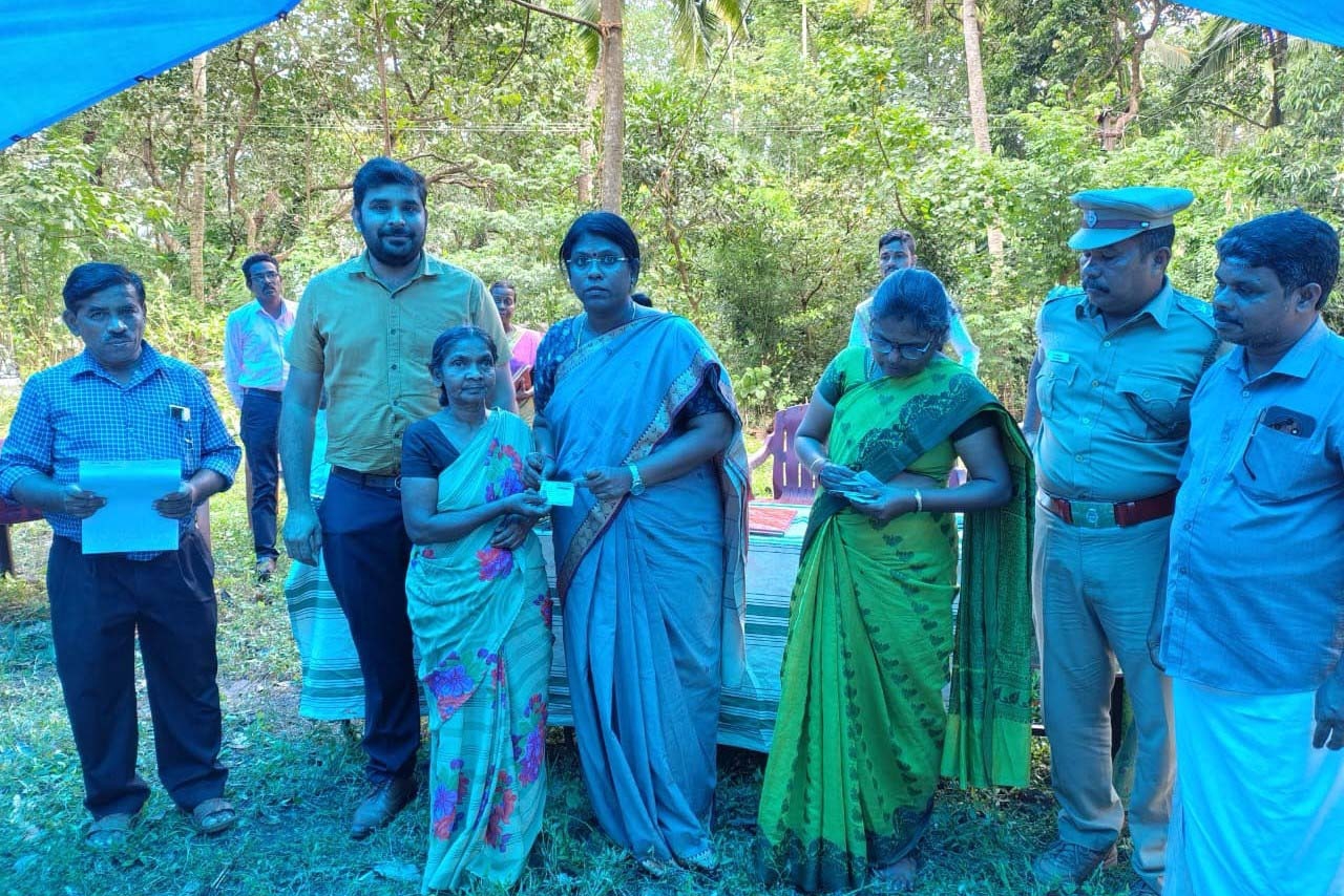 மின்னணு  நலவாரிய அட்டை - கலெக்டர் வழங்கினார்