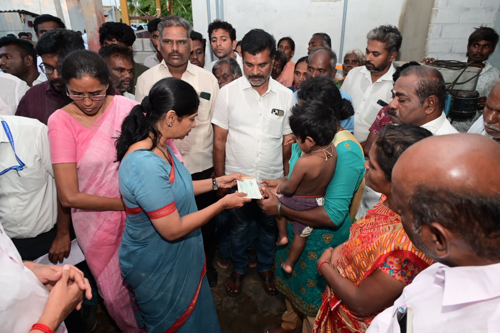 கரூரில் பாதிக்கப்பட்ட மக்களுக்கு நேரில் சென்று கனிமொழி எம்பி ஆறுதல்! கரூரில் பாதிக்கப்பட்ட மக்களுக்கு நேரில் சென்று கனிமொழி எம்பி ஆறுதல்!