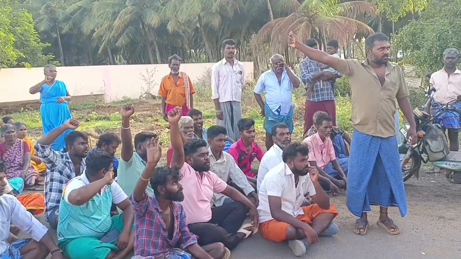 குடியிருப்பு பகுதி அருகே பொது மின் மயானம் அமைப்பதற்கு கிராம மக்கள் எதிர்ப்பு