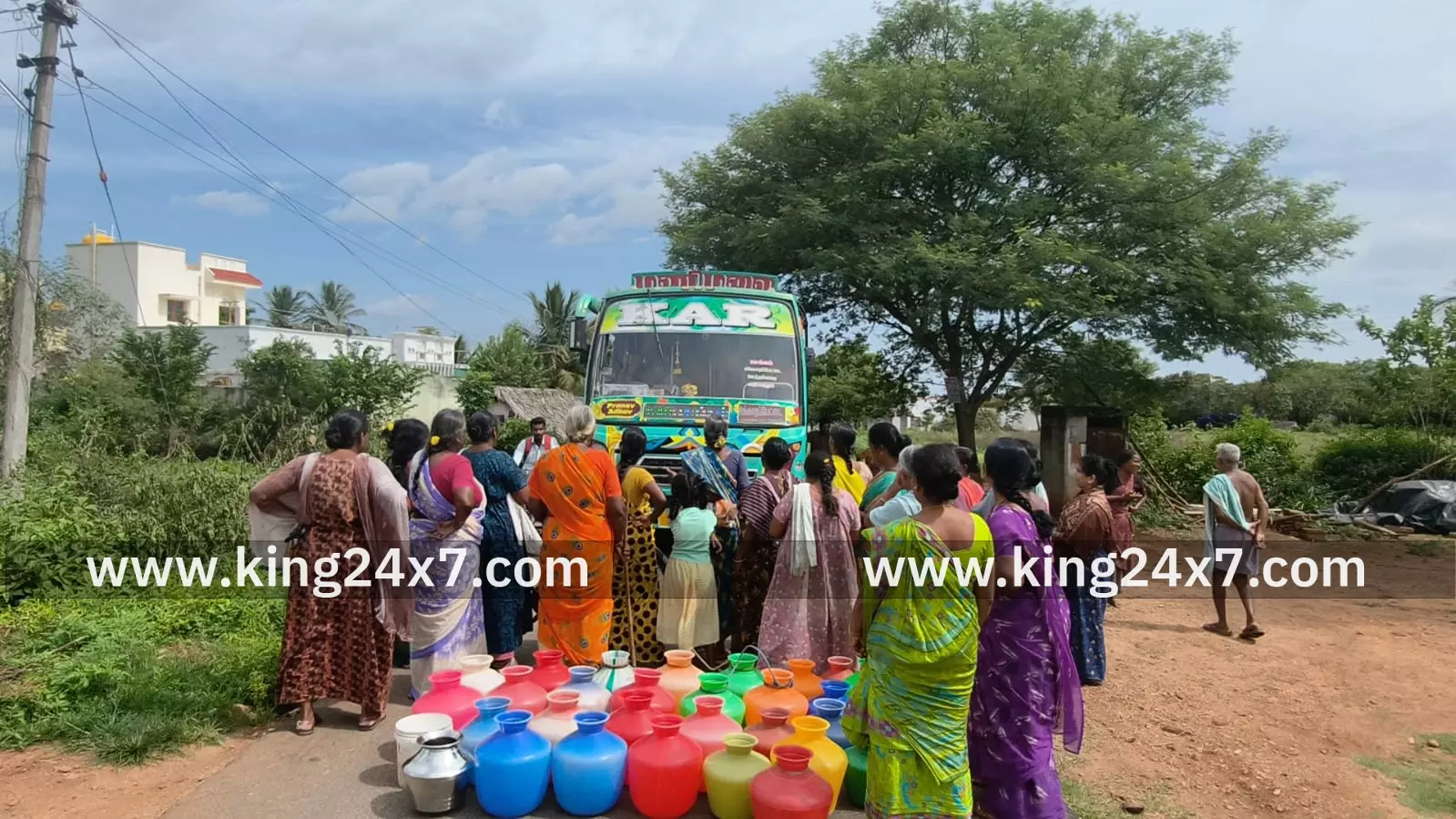 சாலஜோகிப்பட்டி: சாலை மறியலில் ஈடுபட்ட மக்கள்.