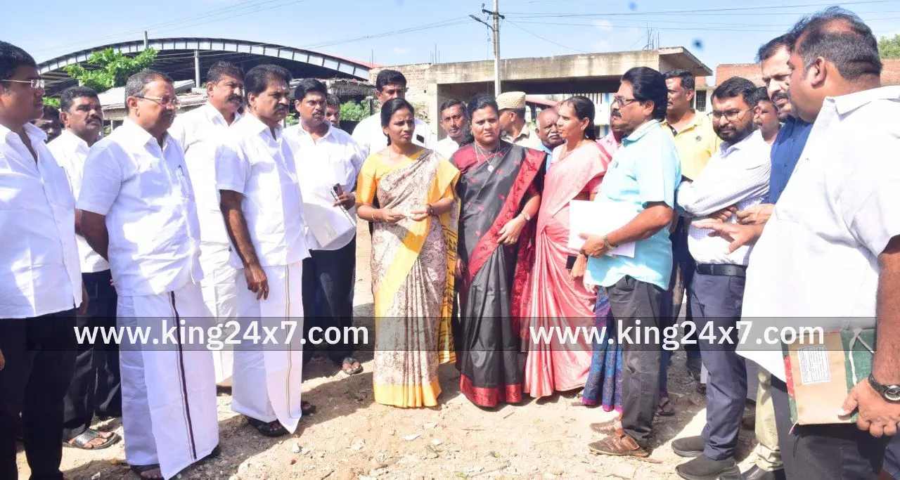 சிலப்பதிகார அரங்கம் அமைக்கும் இடத்தினை பார்வையிட்டு, ஆய்வு மேற்கொண்ட‌ மாவட்ட ஆட்சியர்.