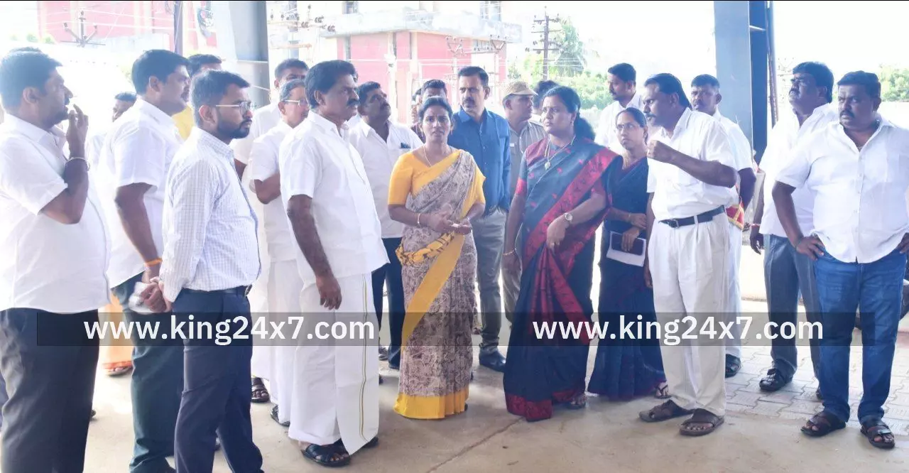 சிலப்பதிகார அரங்கம் அமைக்கும் இடத்தினை பார்வையிட்டு, ஆய்வு மேற்கொண்ட‌ மாவட்ட ஆட்சியர்.