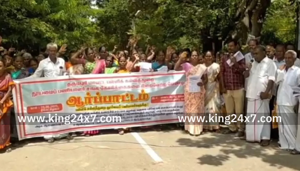 தூய்மை பணியாளர் சங்கத்தினர் ஆர்ப்பாட்டம் தூய்மை பணியாளர் சங்கத்தினர் ஆர்ப்பாட்டம்