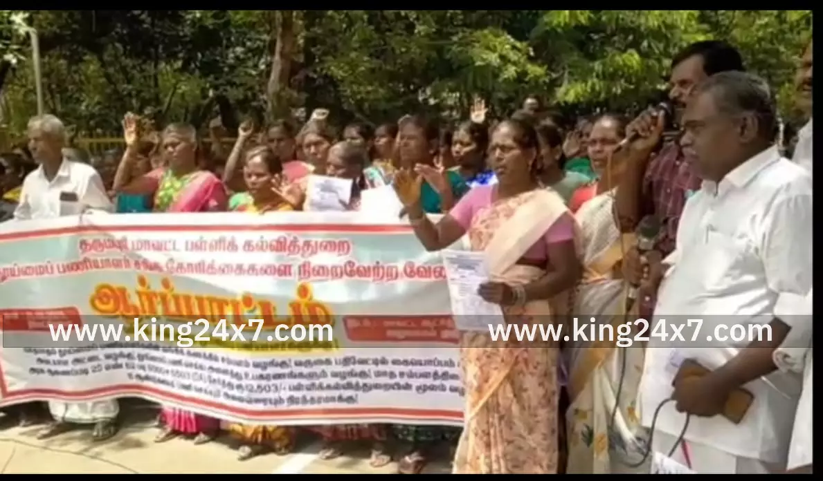 தூய்மை பணியாளர் சங்கத்தினர் ஆர்ப்பாட்டம் தூய்மை பணியாளர் சங்கத்தினர் ஆர்ப்பாட்டம்