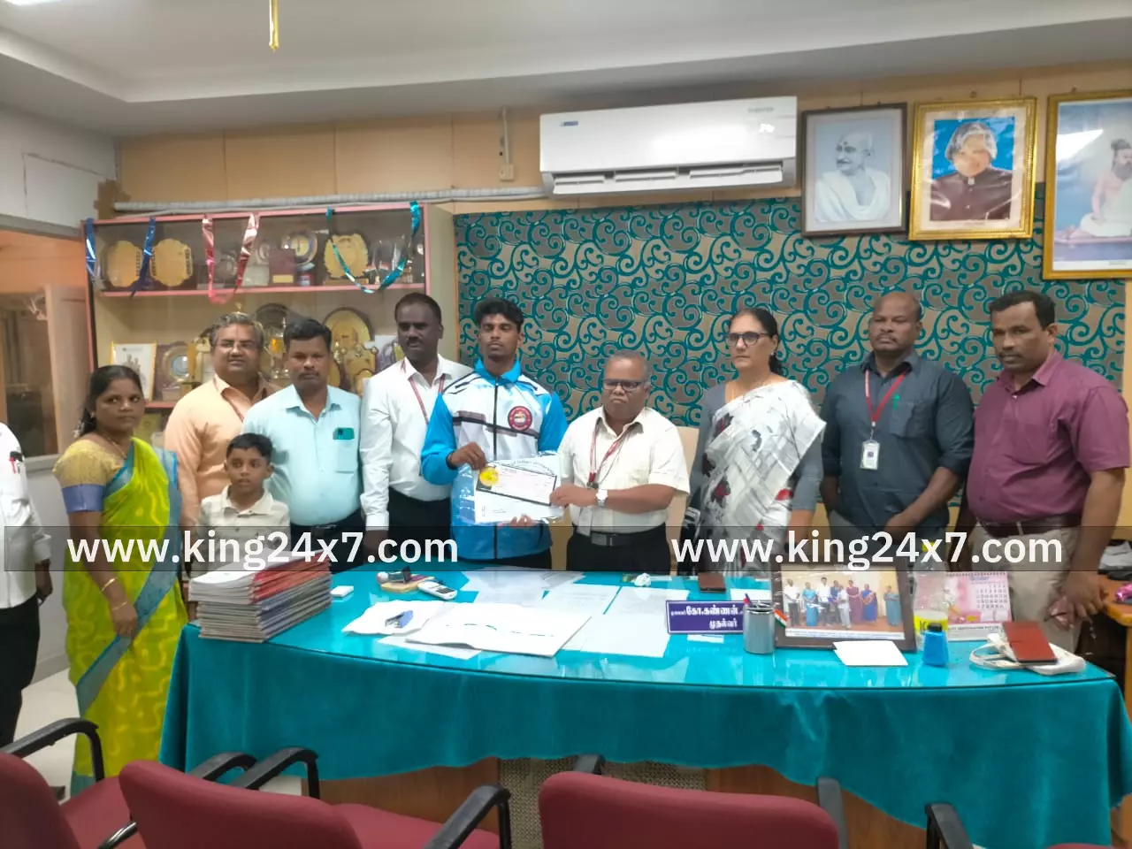 அரசு கல்லூரி மாணவருக்கு பாராட்டு அரசு கல்லூரி மாணவருக்கு பாராட்டு