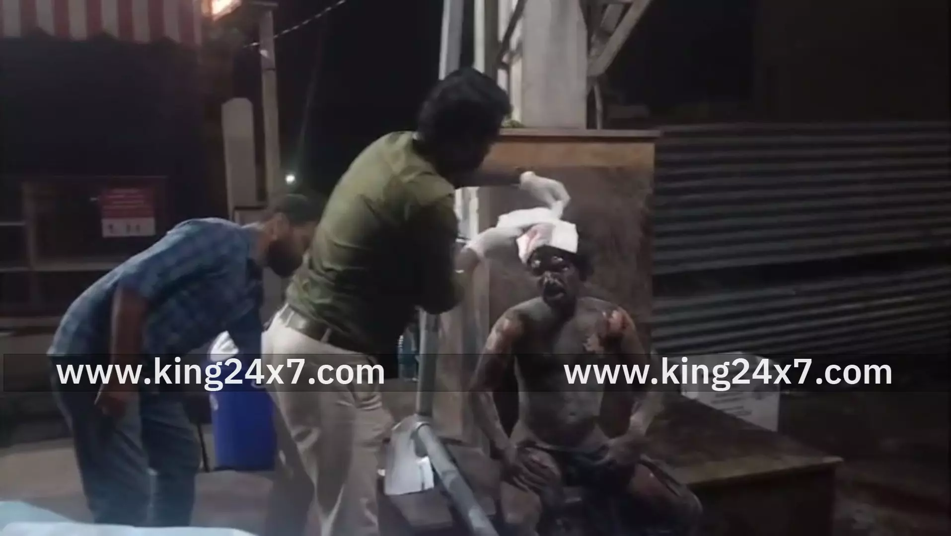 மின் கம்பியை பிடித்ததால் பாதி எரிந்த நிலையில் ஒருவர் மருத்துவமனையில் அனுமதி