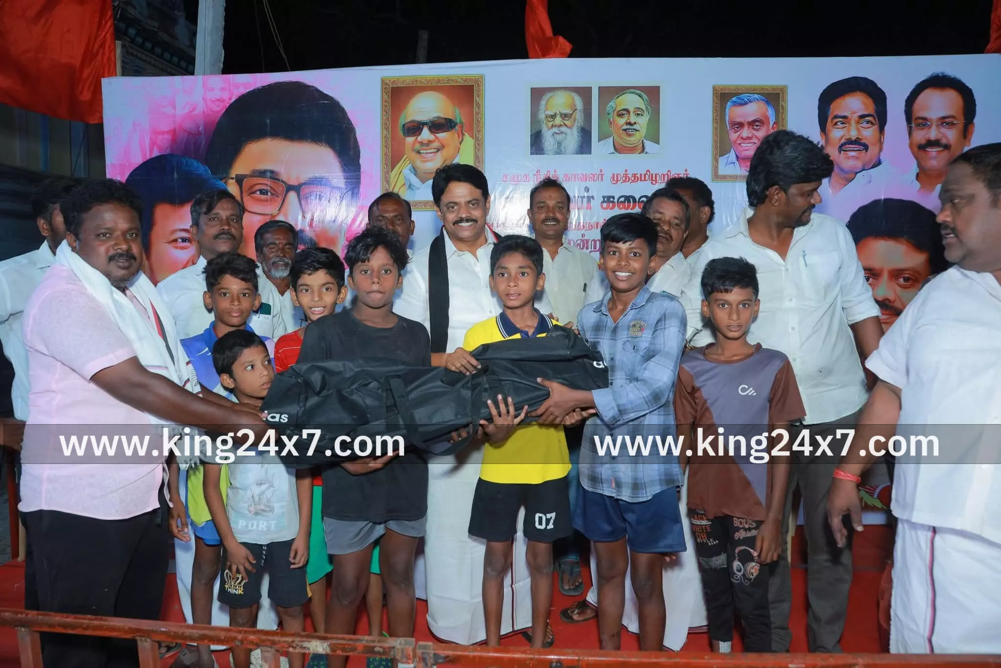 நான்கு கிராம மக்களுக்கு நலத்திட்ட உதவிகளை வழங்கிய திமுகவினர் நான்கு கிராம மக்களுக்கு நலத்திட்ட உதவிகளை வழங்கிய திமுகவினர்