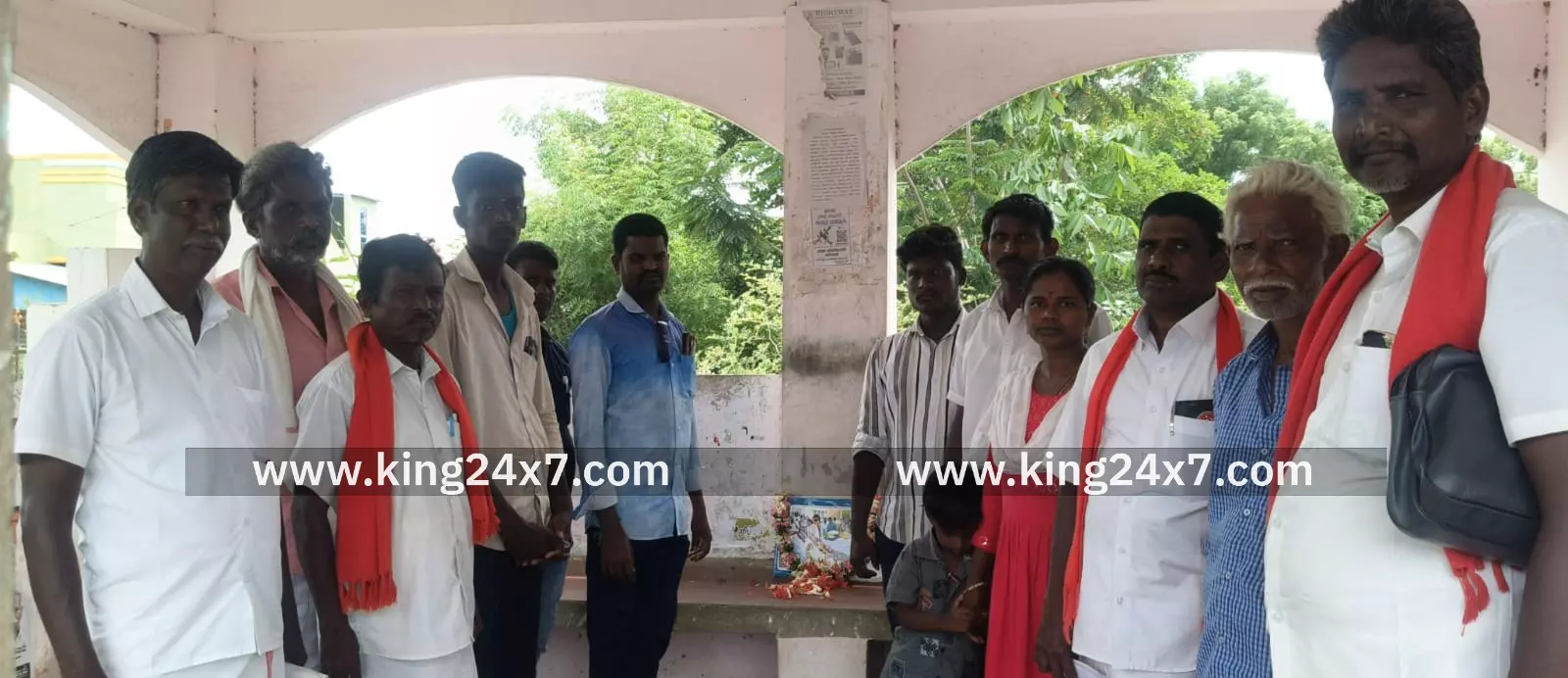 அரியலூரில் இந்திய ஜனநாயக வாலிபர் சங்கம் சார்பில் கரூர் விஜய் பிரச்சாரத்தின் போது உயிரிழந்த 41 பேரின் உருவப் படத்தை வைத்து மாலை அணிவித்து மலர் தூவி அஞ்சலி செலுத்தினர். அரியலூரில் இந்திய ஜனநாயக வாலிபர் சங்கம் சார்பில் கரூர் விஜய் பிரச்சாரத்தின் போது உயிரிழந்த 41 பேரின் உருவப் படத்தை வைத்து மாலை அணிவித்து மலர் தூவி அஞ்சலி செலுத்தினர்.