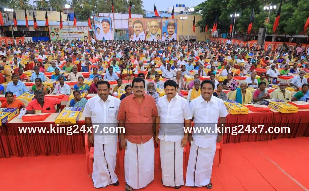 மயான பணியாளர்களுக்கு நலத்திட்ட உதவிகளை வழங்கிய திமுக எம்பி மயான பணியாளர்களுக்கு நலத்திட்ட உதவிகளை வழங்கிய திமுக எம்பி