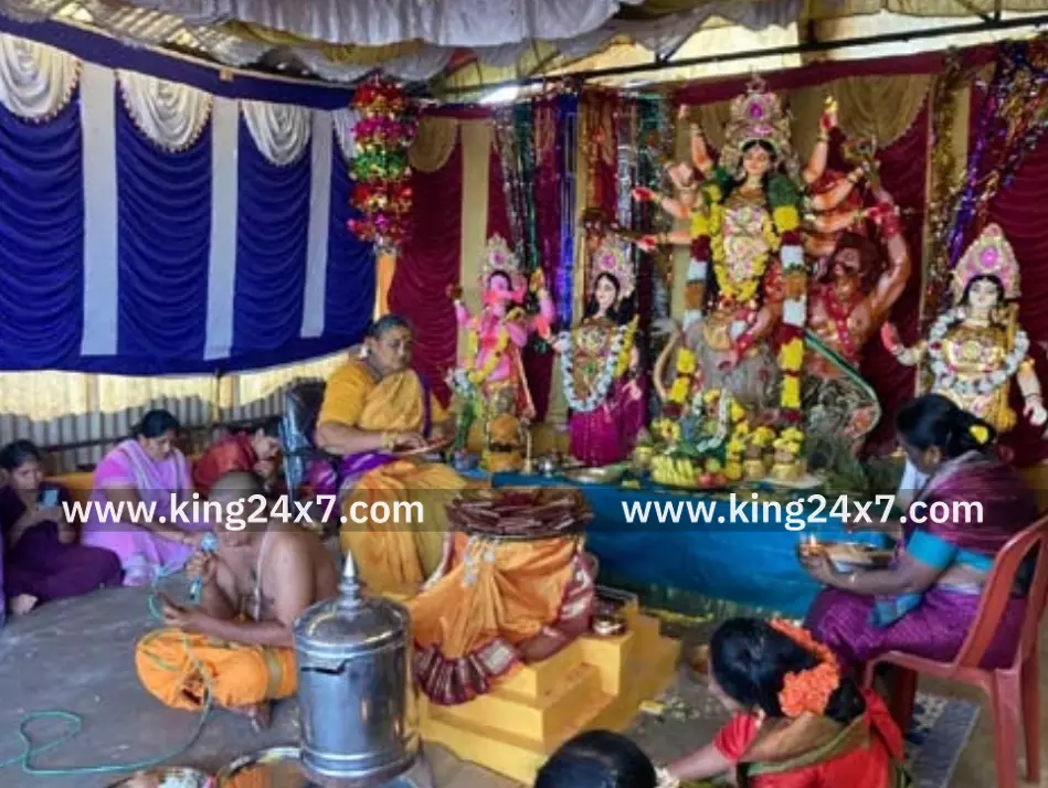 ஓசூர்: துர்காஷ்டமியை முன்னிட்டு துர்கதேவி அலங்காரத்தில் காட்சியளித்த அம்மன் ஓசூர்: துர்காஷ்டமியை முன்னிட்டு துர்கதேவி அலங்காரத்தில் காட்சியளித்த அம்மன்