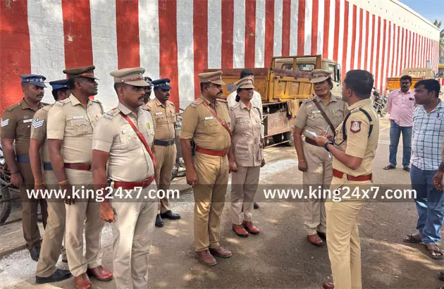 ஆழ்வார்திருநகரி காவல் நிலையத்தில் எஸ்பி ஆய்வு ஆழ்வார்திருநகரி காவல் நிலையத்தில் எஸ்பி ஆய்வு