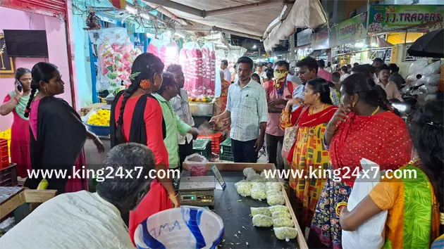 பூ மார்க்கெட்டில் மாநகராட்சி அதிகாரிகளுடன் வியாபாரிகள் வாக்குவாதம் பூ மார்க்கெட்டில் மாநகராட்சி அதிகாரிகளுடன் வியாபாரிகள் வாக்குவாதம்